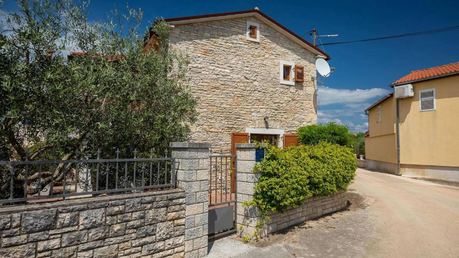 Rustic Villa Casa Mate With 2 Bedrooms In Tinjan Kringa